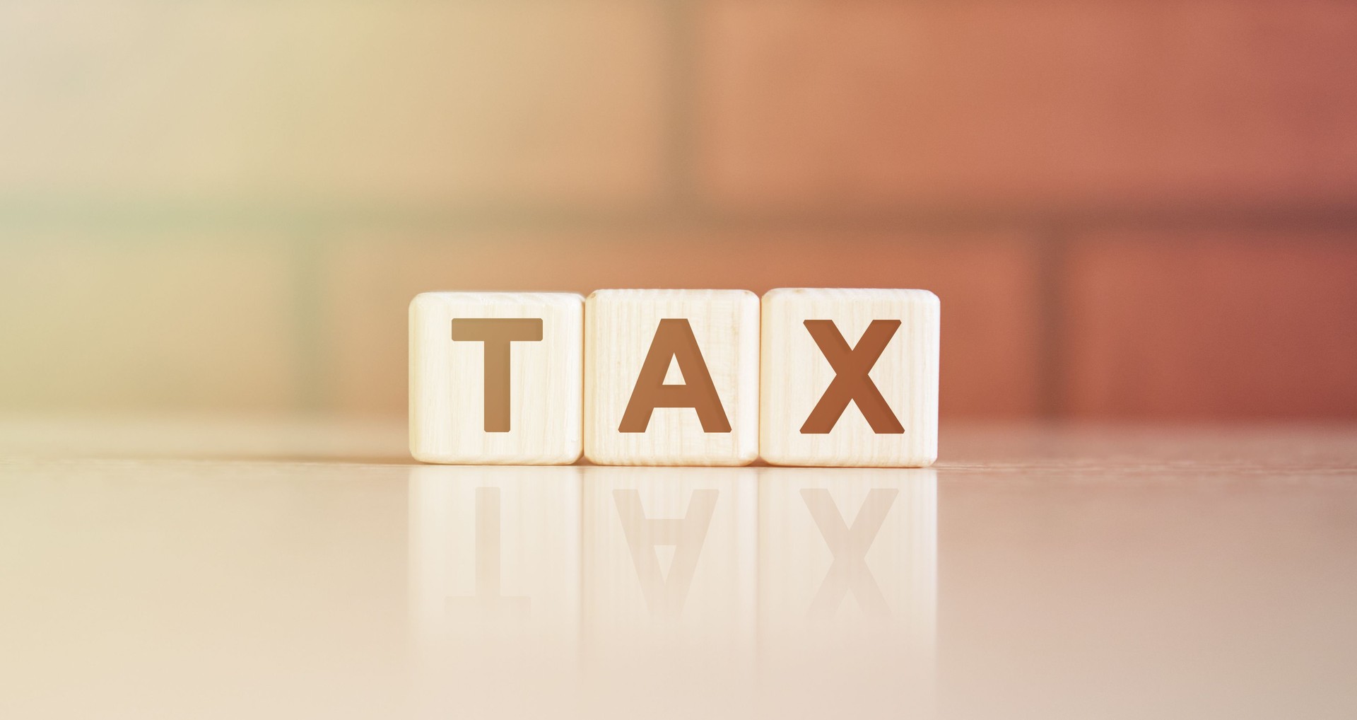 IMPOSTO - conceito. Texto em cubos de madeira com luz brilhante